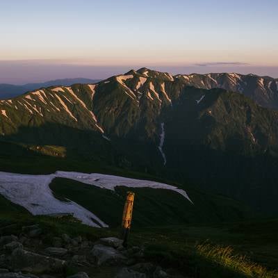 夜明けの飯豊本山から北部の山々を見るの写真
