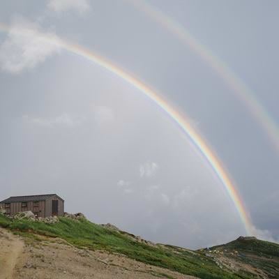 本山小屋と重なった虹の写真