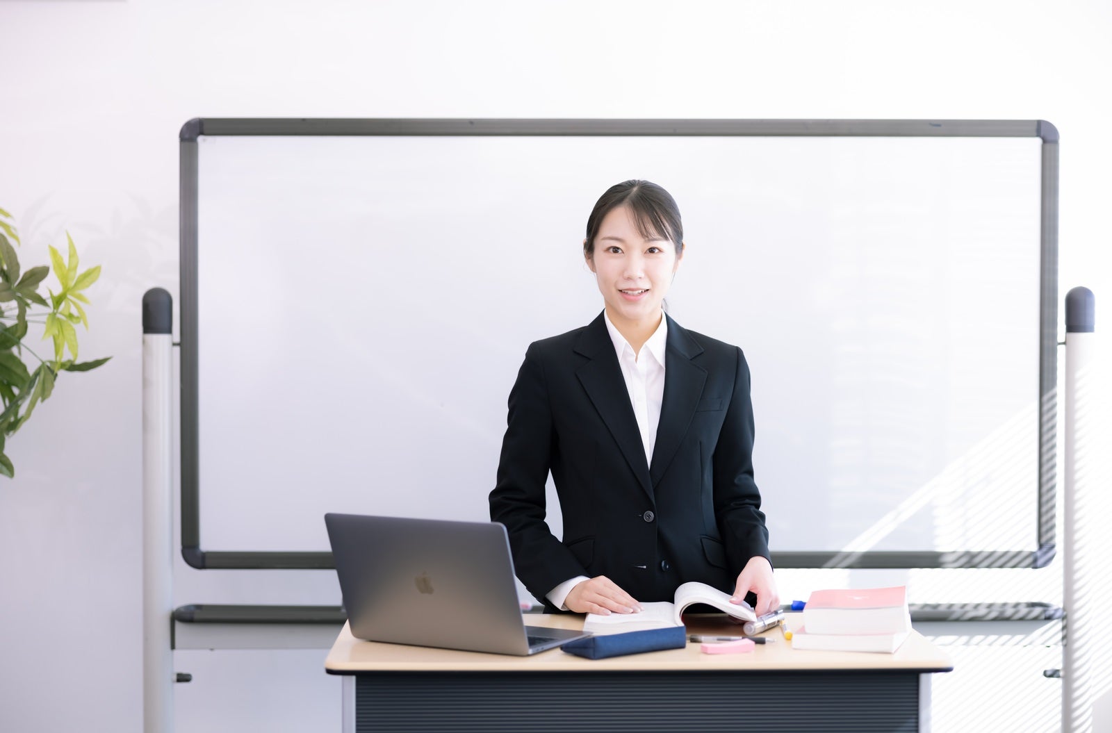 「授業を行う女性の講師」の写真［モデル：SAKI］