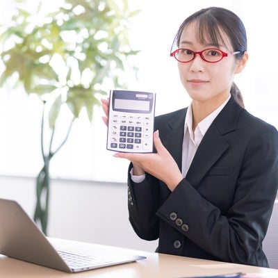 電卓の商品説明する女性セールスマンの素材