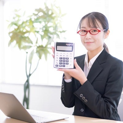 おすすめの計算機を紹介する女性の素材