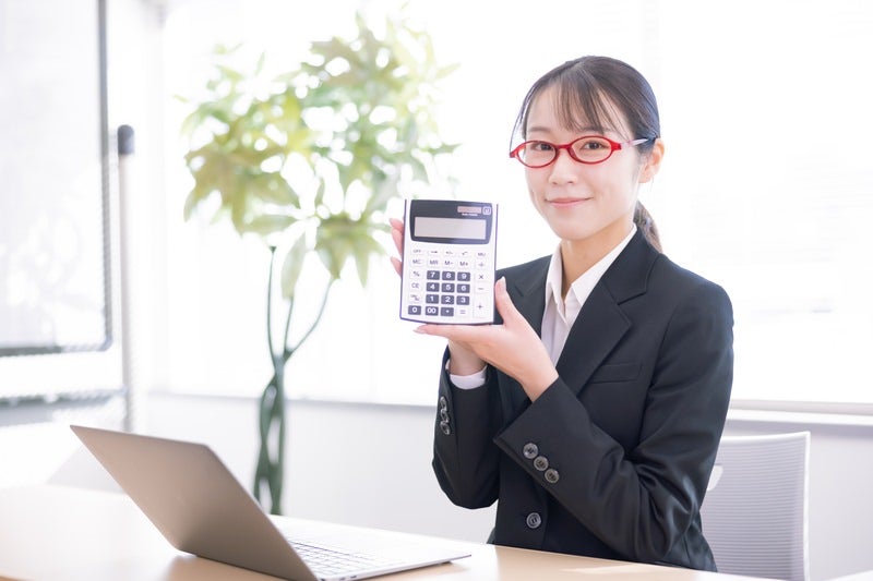 おすすめの計算機を紹介する女性の写真