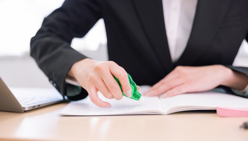 修正テープを使用中の手元の写真