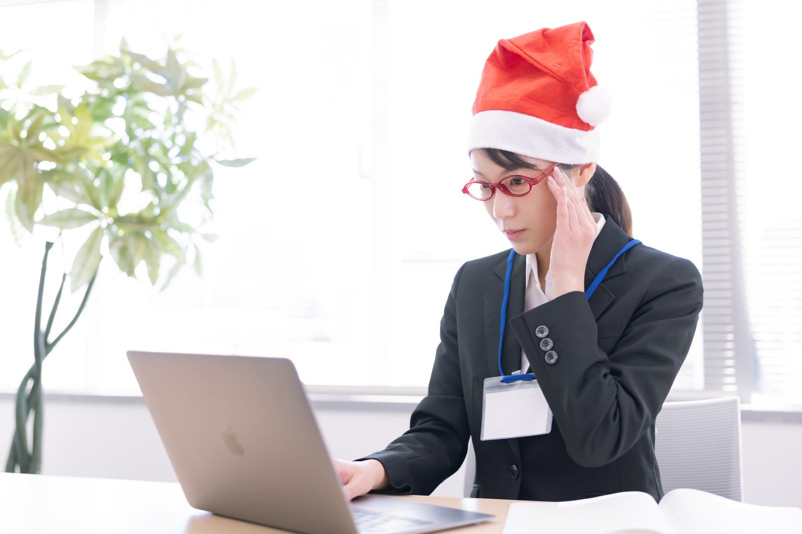 「クリスマス時期はサンタ帽をかぶる女性社員」の写真［モデル：SAKI］