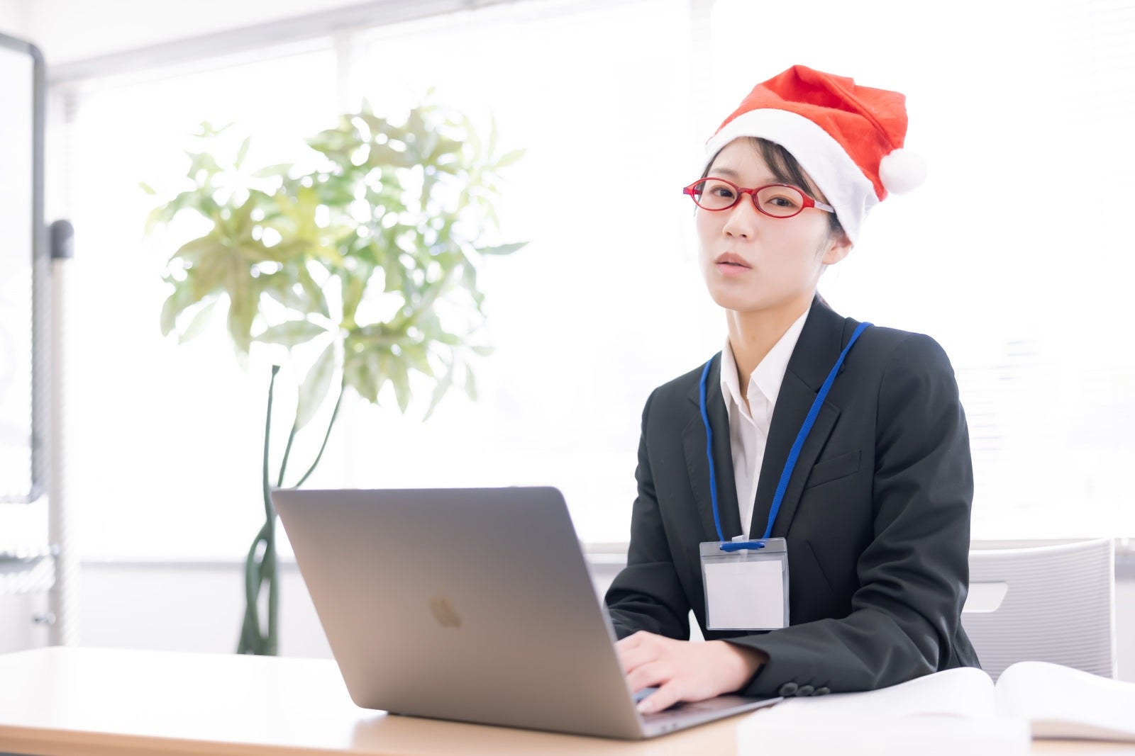 「クリスマスも出勤で有給取りたい女子」の写真［モデル：SAKI］