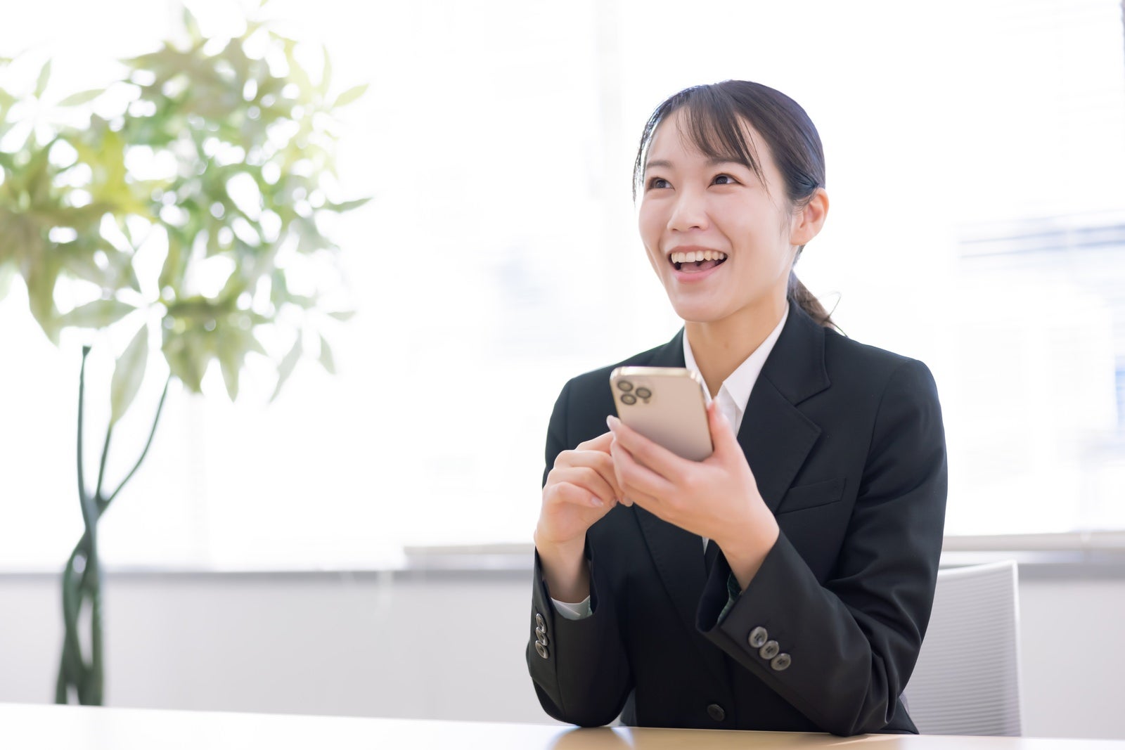 「満面の笑みを浮かべる女性事務員」の写真［モデル：SAKI］