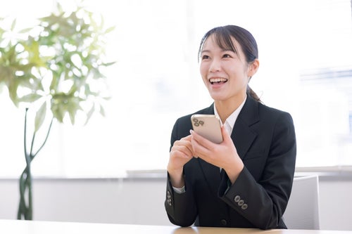 満面の笑みを浮かべる女性事務員の写真
