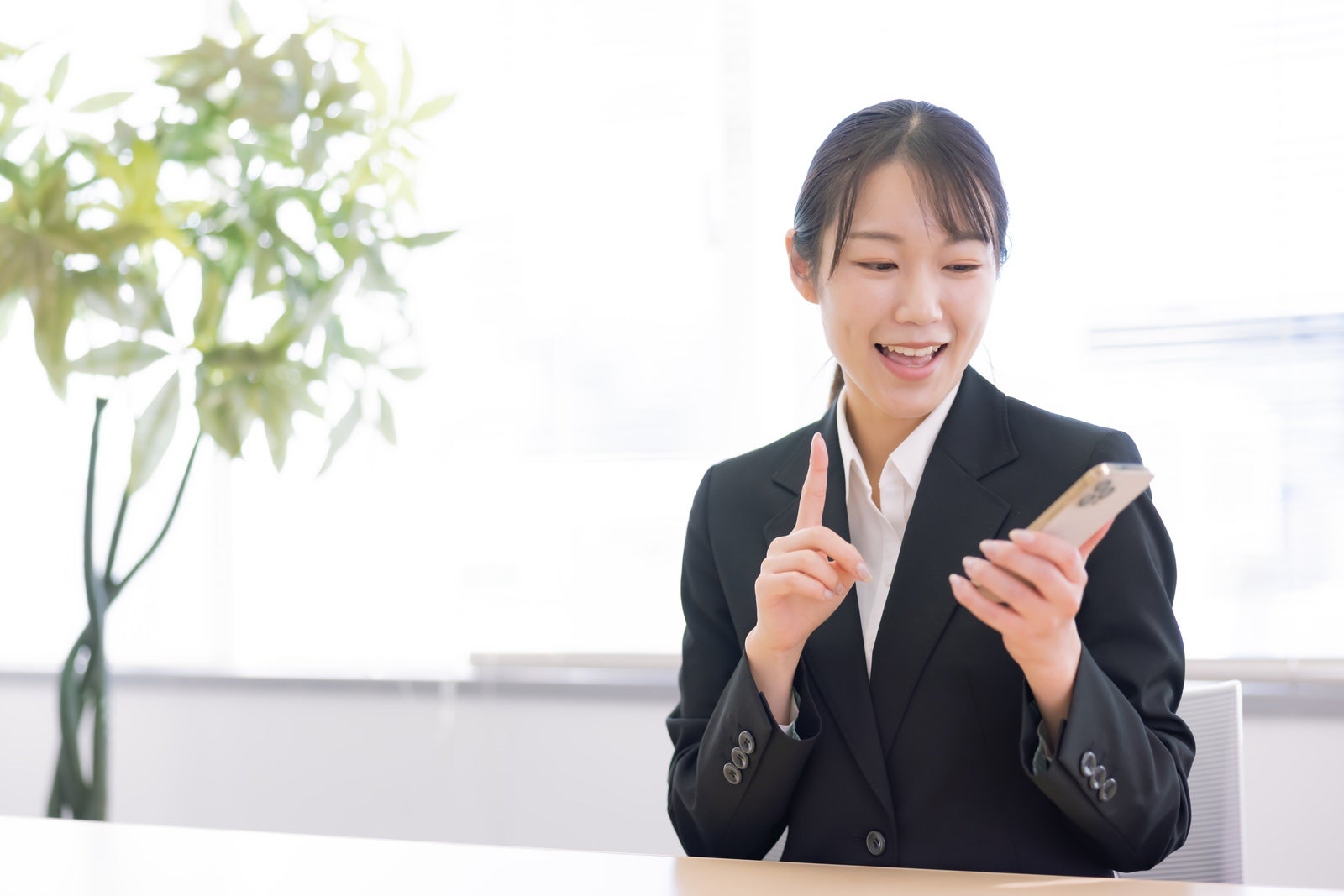 「スマホ簡単操作といった案内をする女性」の写真［モデル：SAKI］