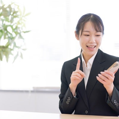 スマホ簡単操作といった案内をする女性の写真