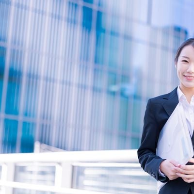 ファイルを持って会議に向かう女性の写真