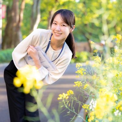 菜の花畑から女子社員の写真