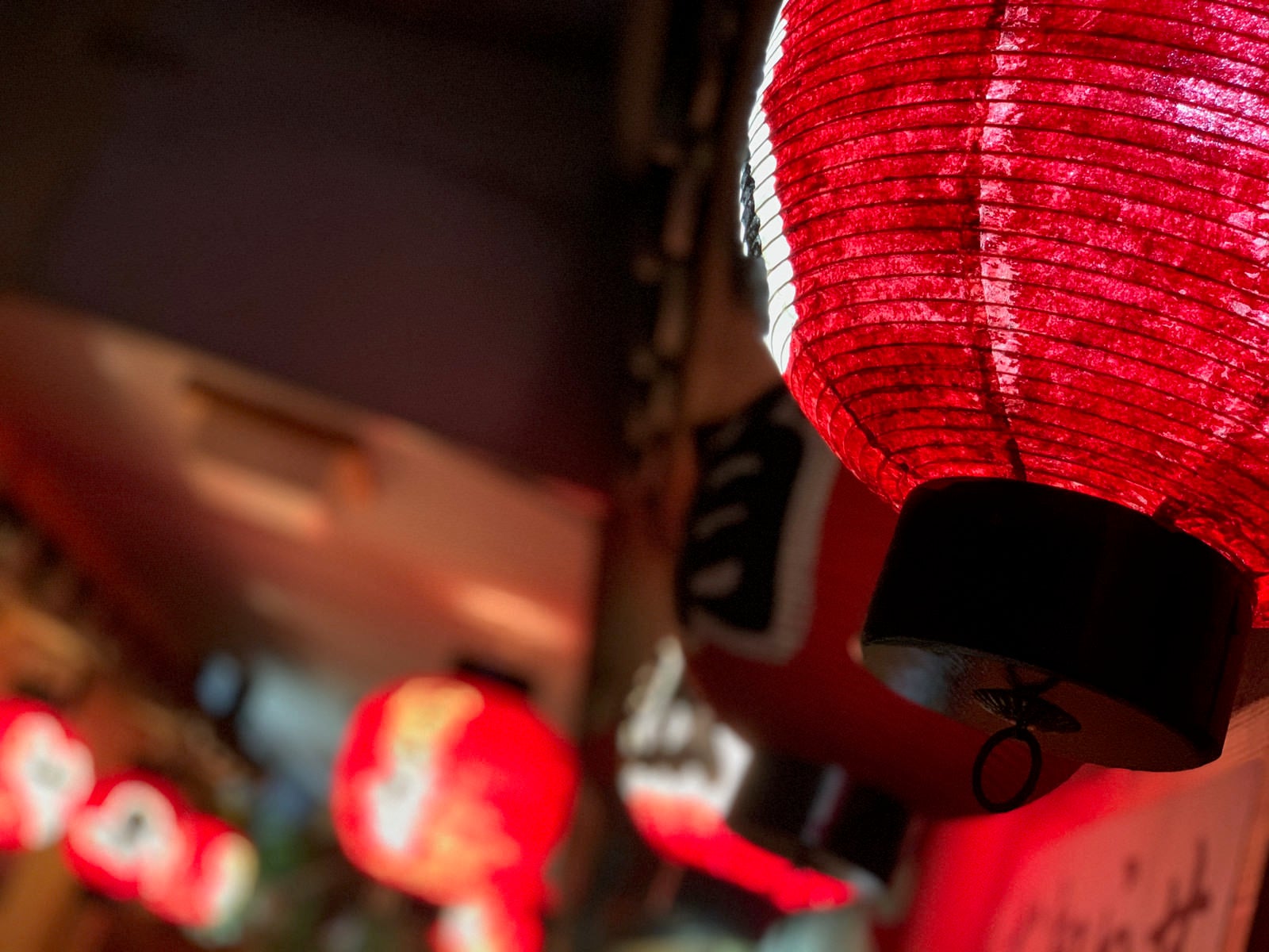「飲み屋街の赤い提灯」の写真