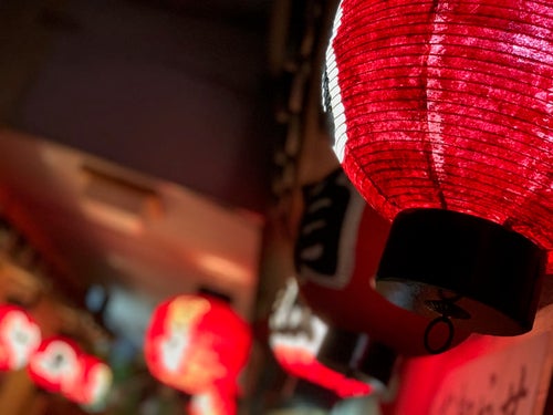 飲み屋街の赤い提灯の写真