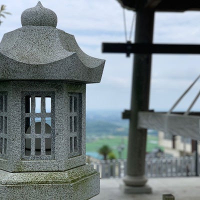 寺と石灯籠の写真
