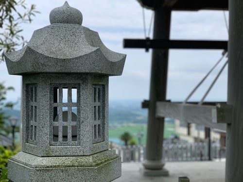 寺と石灯籠の写真
