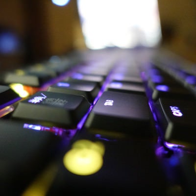 光るゲーミングキーボードの写真