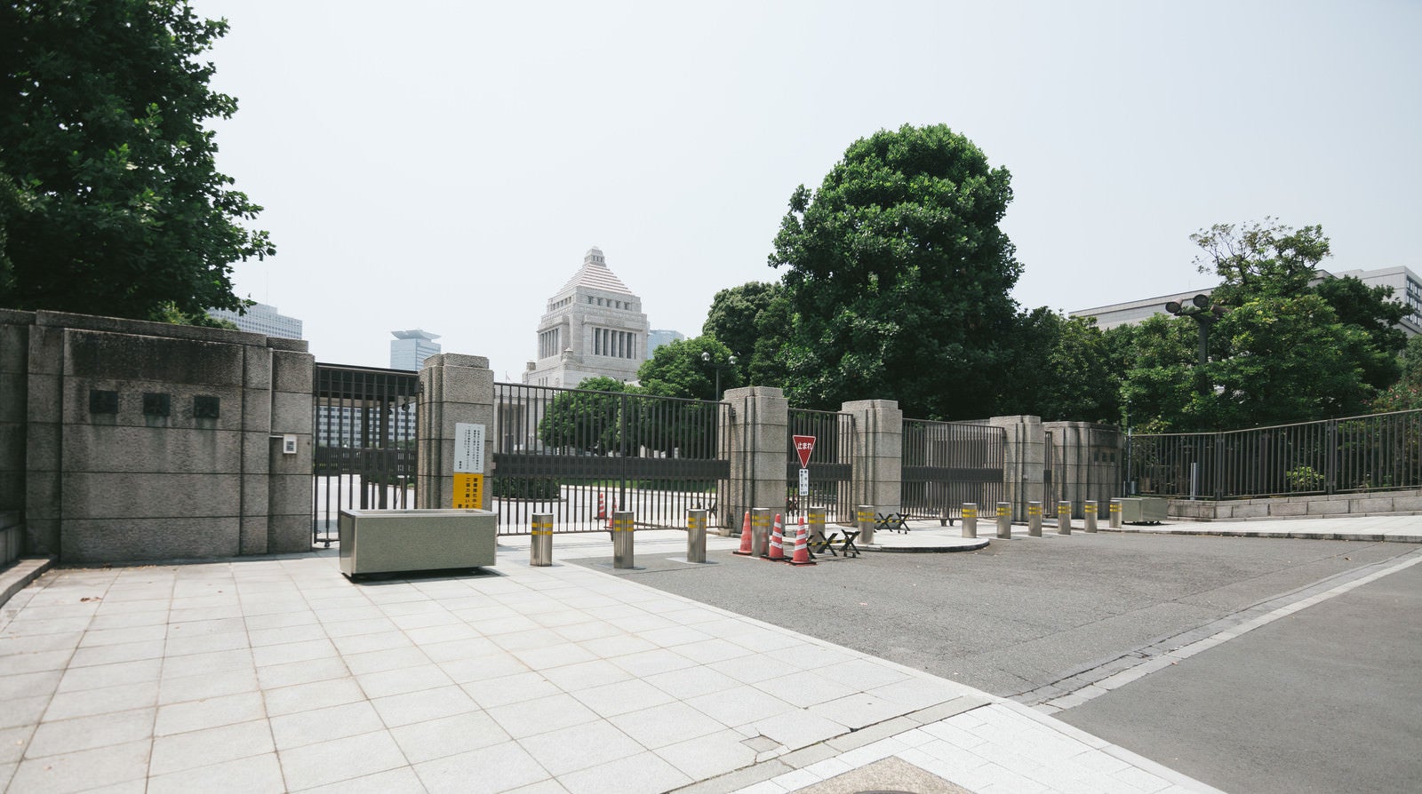 「国会議事堂参議院入口（閉門）」の写真