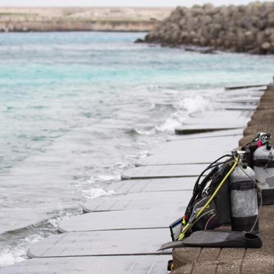 防波堤のある海岸でダイビングタンクの光景の写真