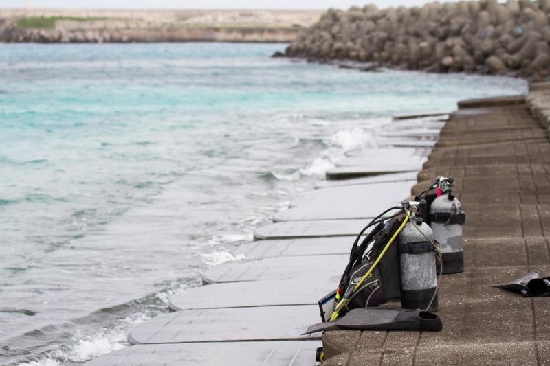 防波堤のある海岸でダイビングタンクの光景の写真