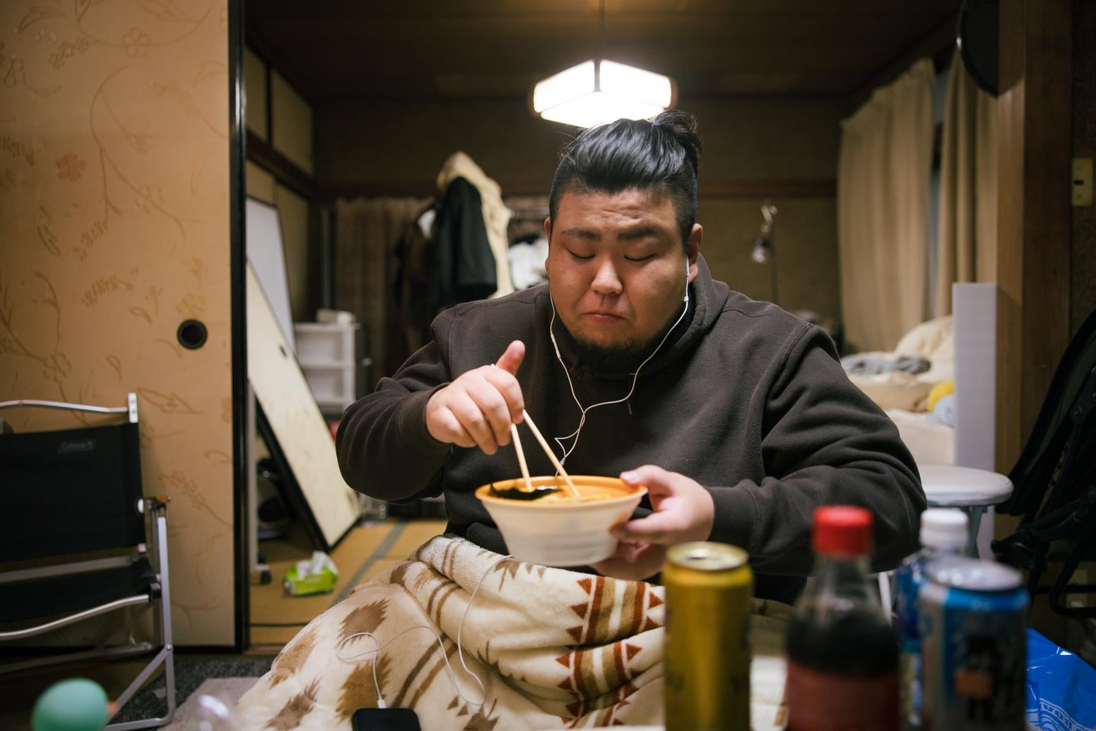 「これ食ったら飯でも食いに行こっと」の写真［モデル：ノリックス］