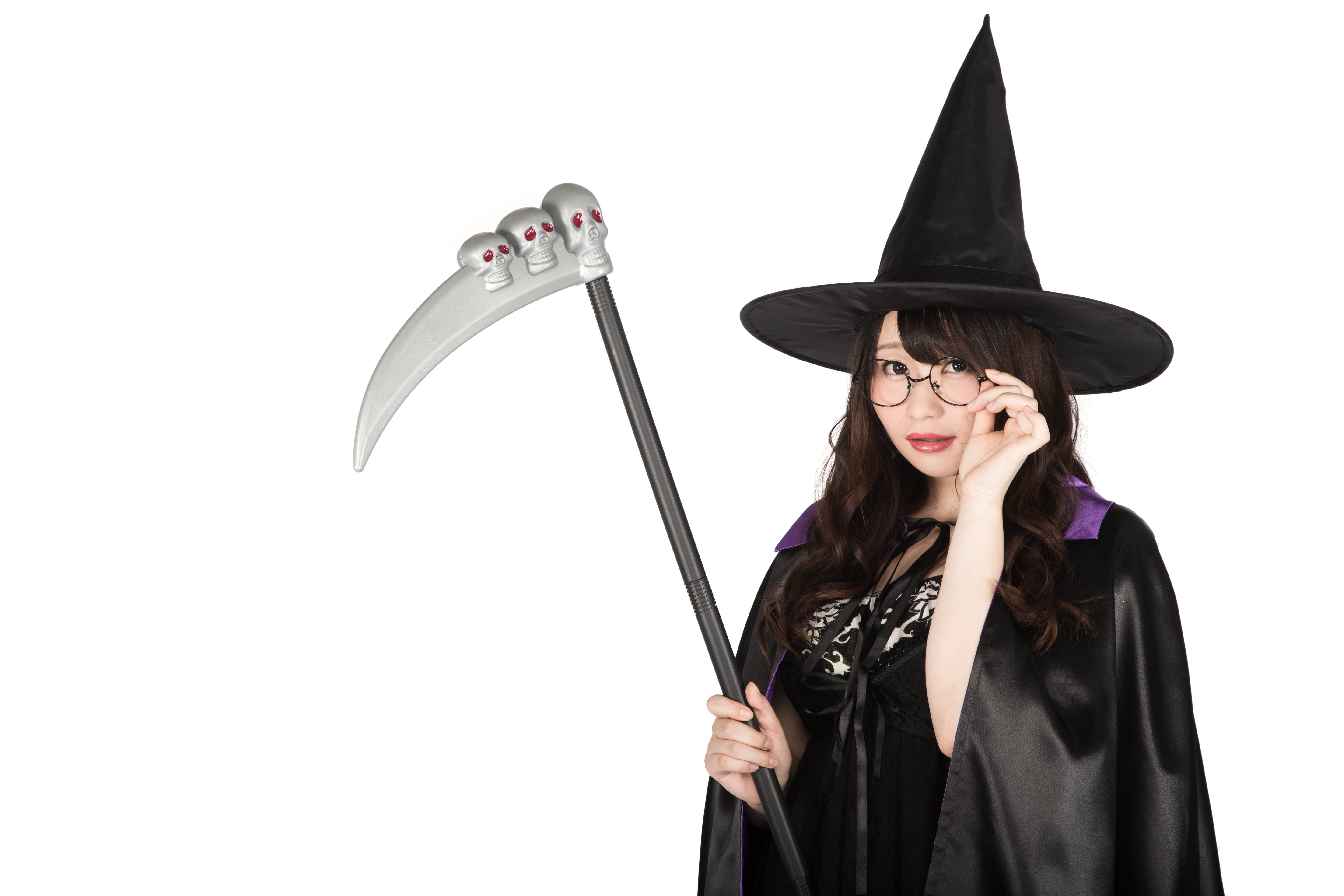 死神の鎌を持った眼鏡魔女（ハロウィンコスプレ）の無料の写真素材