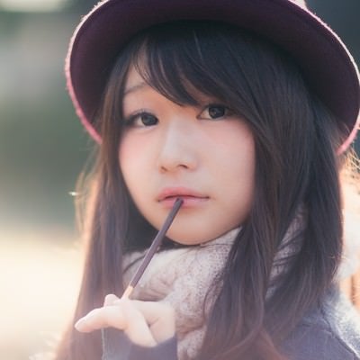 「一緒に食べないの？」と問いかけポッキーをくわえる美女の写真