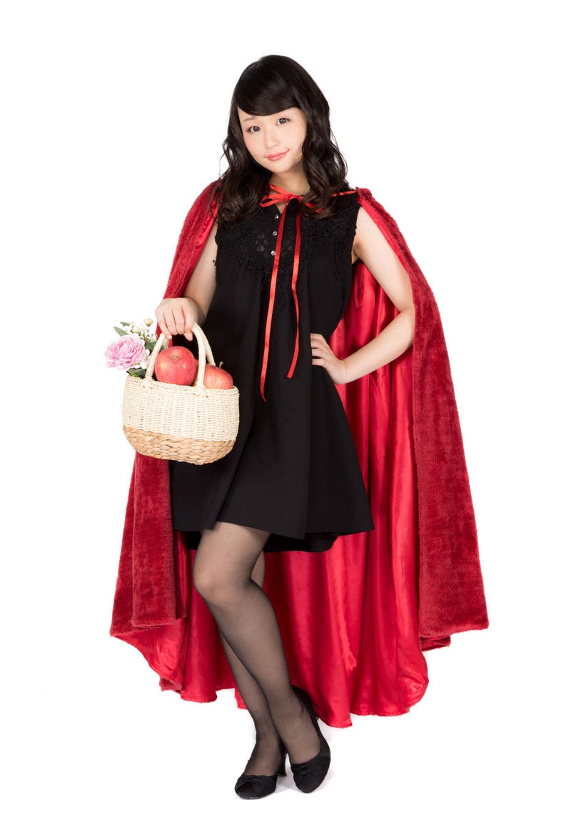「もふもふの赤いマントの仮装美女」の写真［モデル：茜さや］