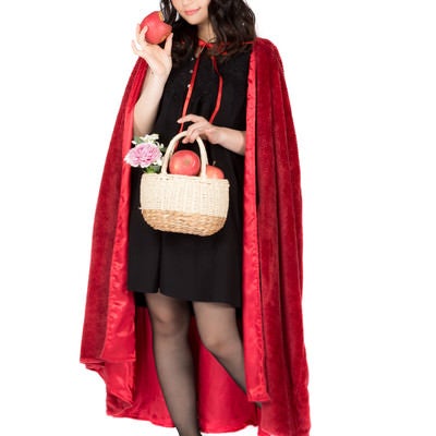 かじられたリンゴを持つ仮装美女の写真