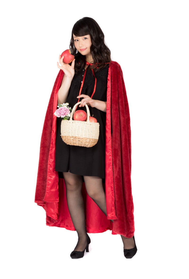 かじられたリンゴを持つ仮装美女の写真