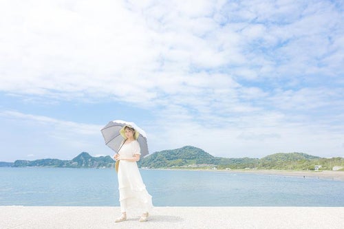 岩井海岸の防波堤から見える南房総の海と日傘女子の写真