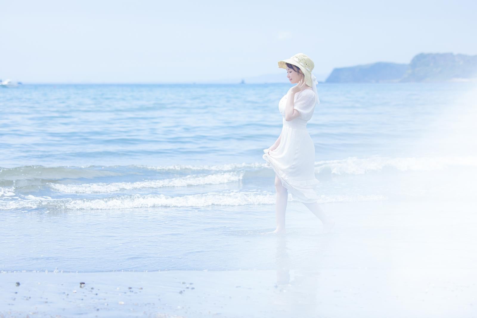 「夏のビーチ、彼女と波打ち際の瞬間」の写真［モデル：茜さや］