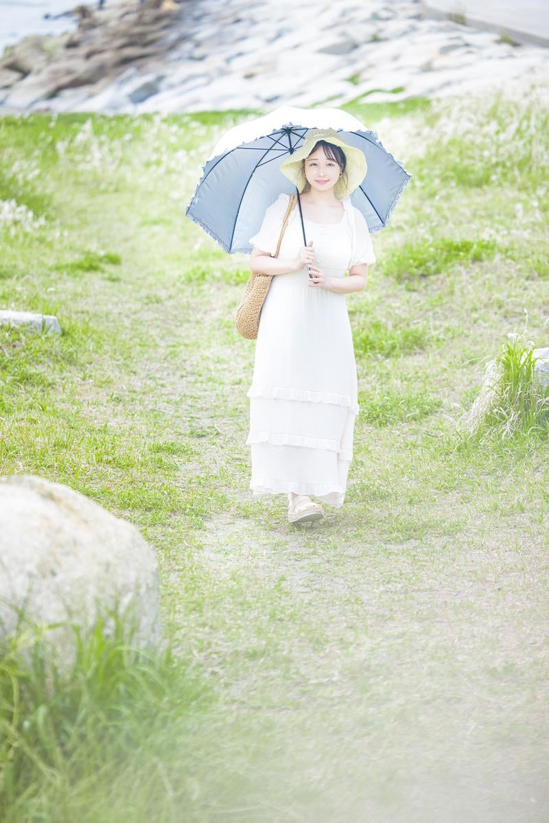 「日傘をさして散歩女子」の写真［モデル：茜さや］