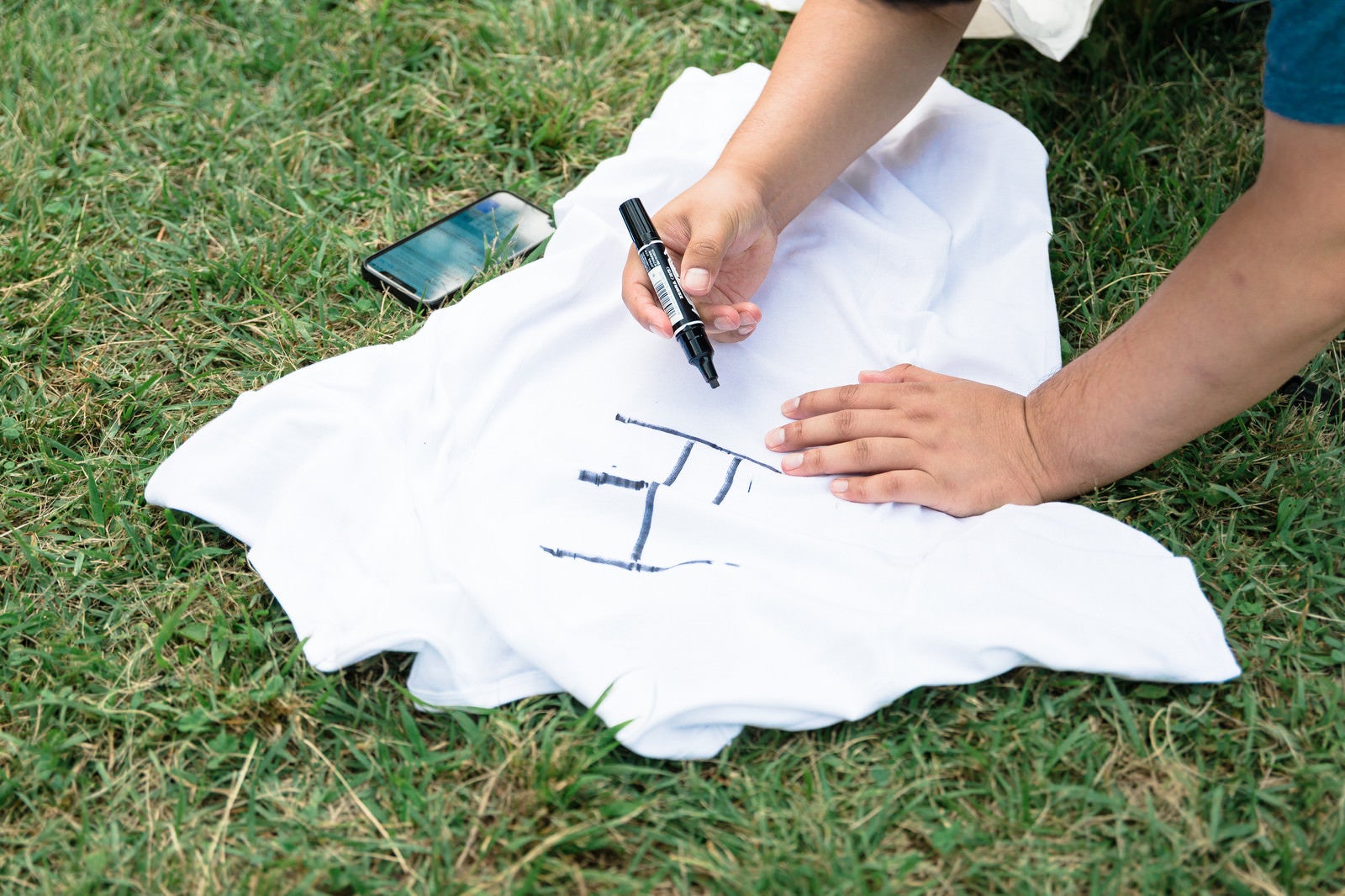 「Tシャツに「正」の文字を書く」の写真［モデル：段田隼人］
