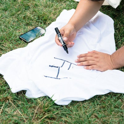 Tシャツに「正」の文字を書くの写真