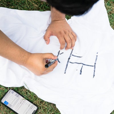 Tシャツに正義の文字を書き込むの写真