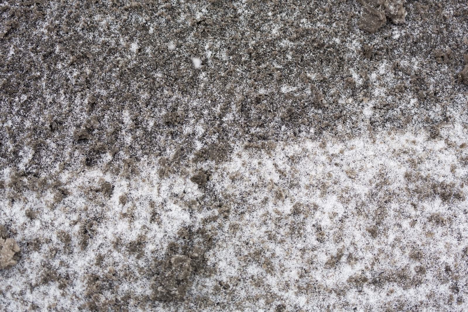 「降り始めた雪と泥」の写真