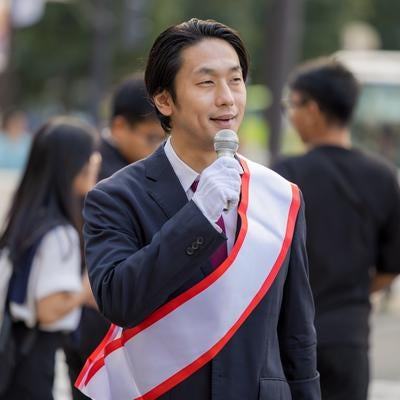 街頭で演説する男性政治家の姿の写真