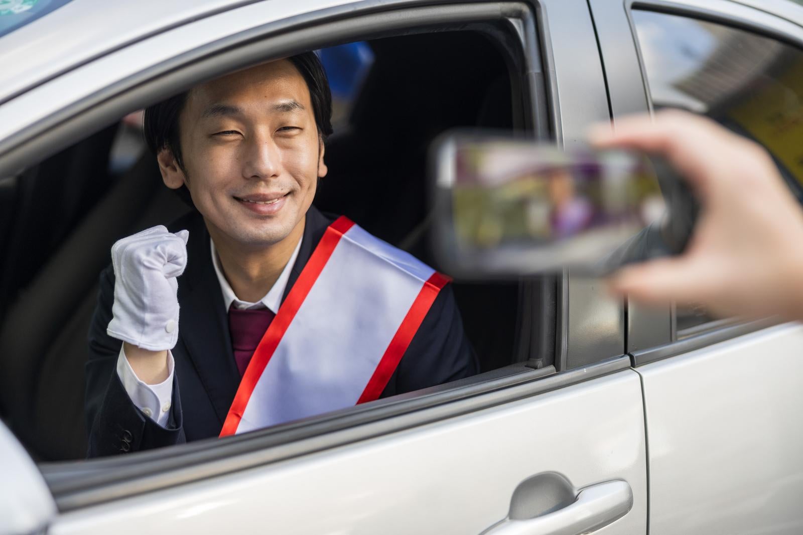 「煽り運転の相手にも笑顔で対応」の写真［モデル：大川竜弥］