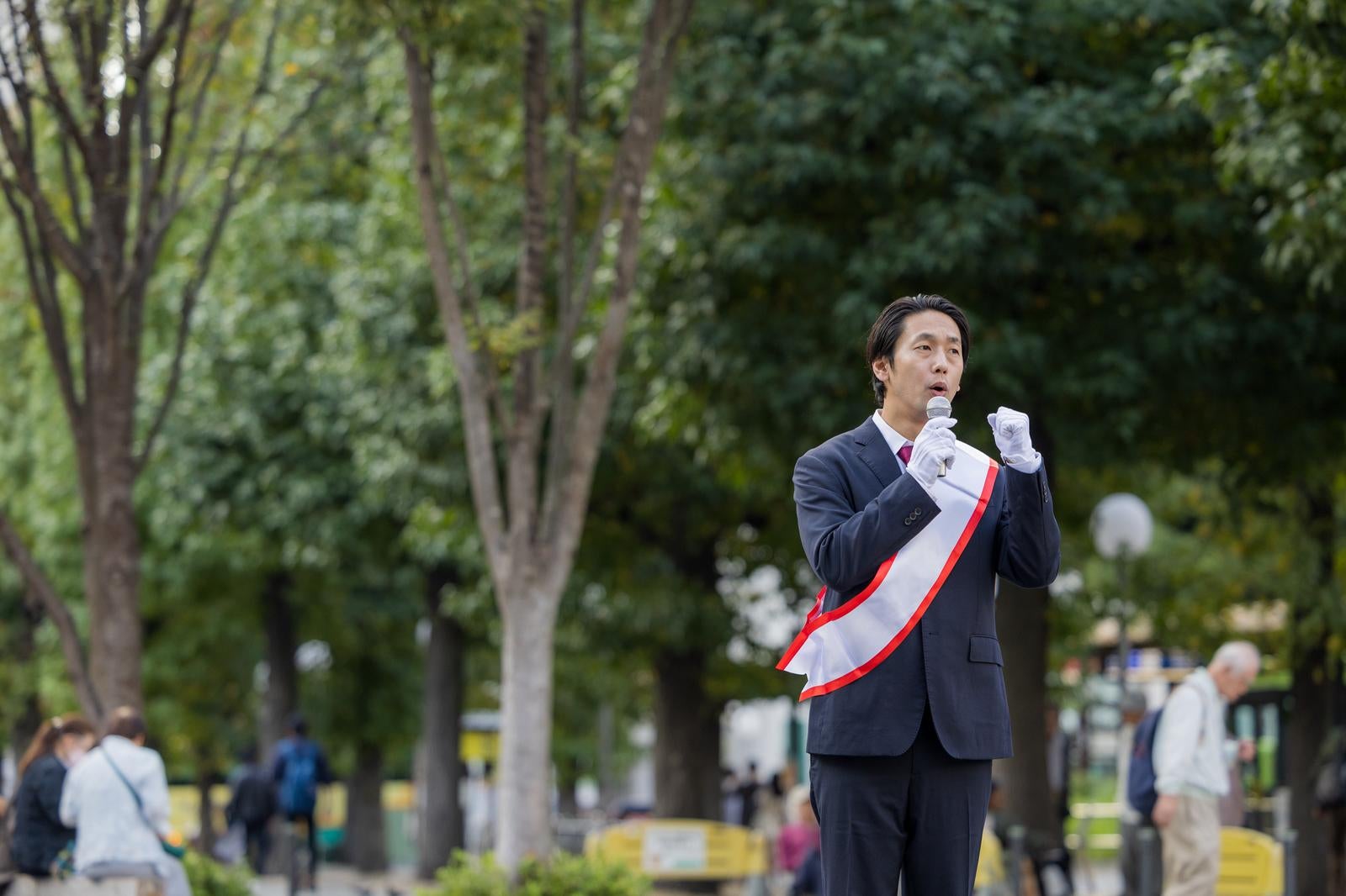 「市民に訴えかける街頭演説の様子」の写真［モデル：大川竜弥］