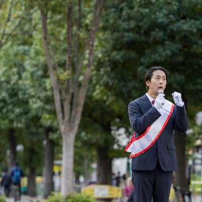 市民に訴えかける街頭演説の様子の写真