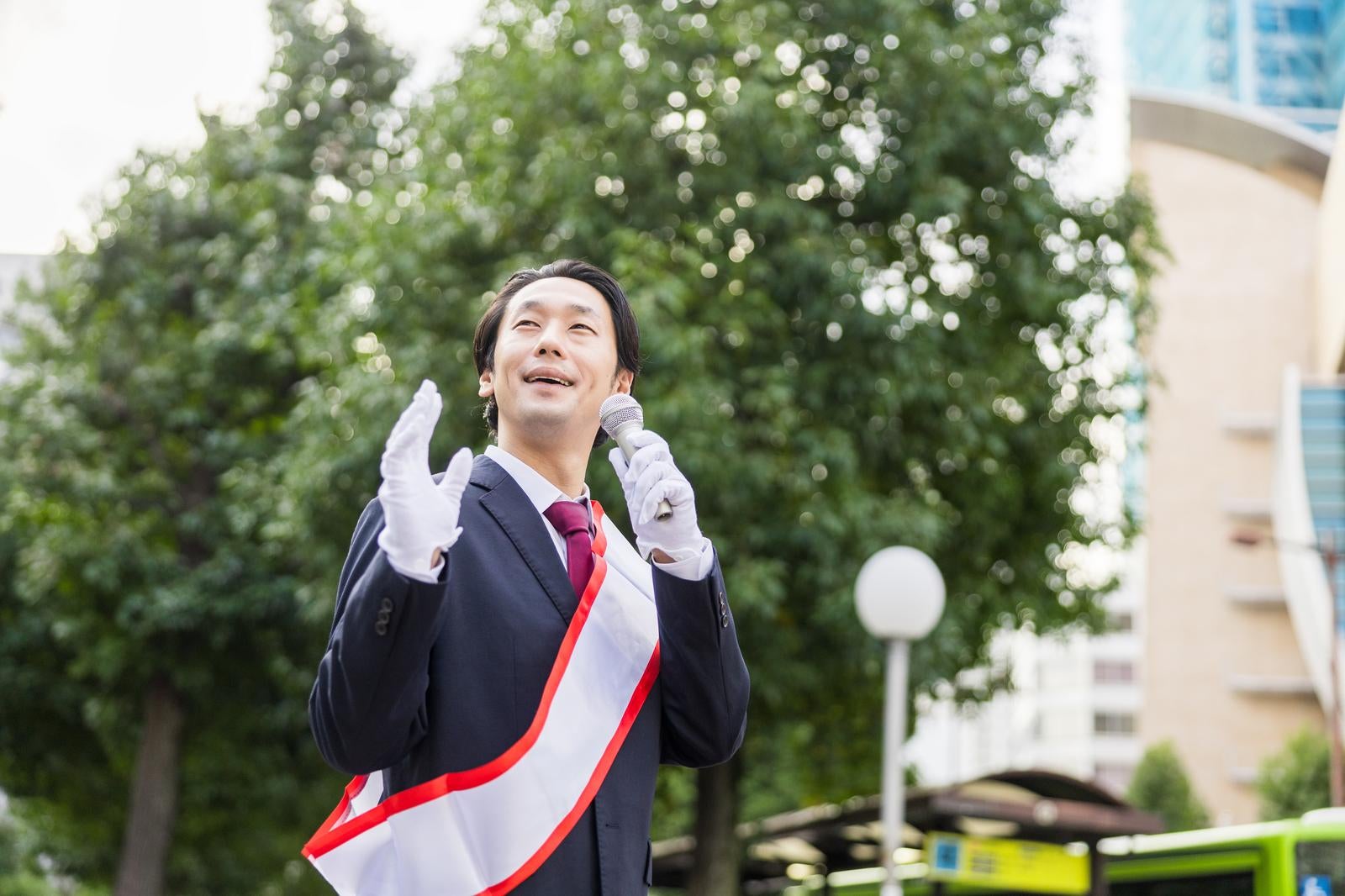 「白紙投票は　我が白紙党の票となります」の写真［モデル：大川竜弥］