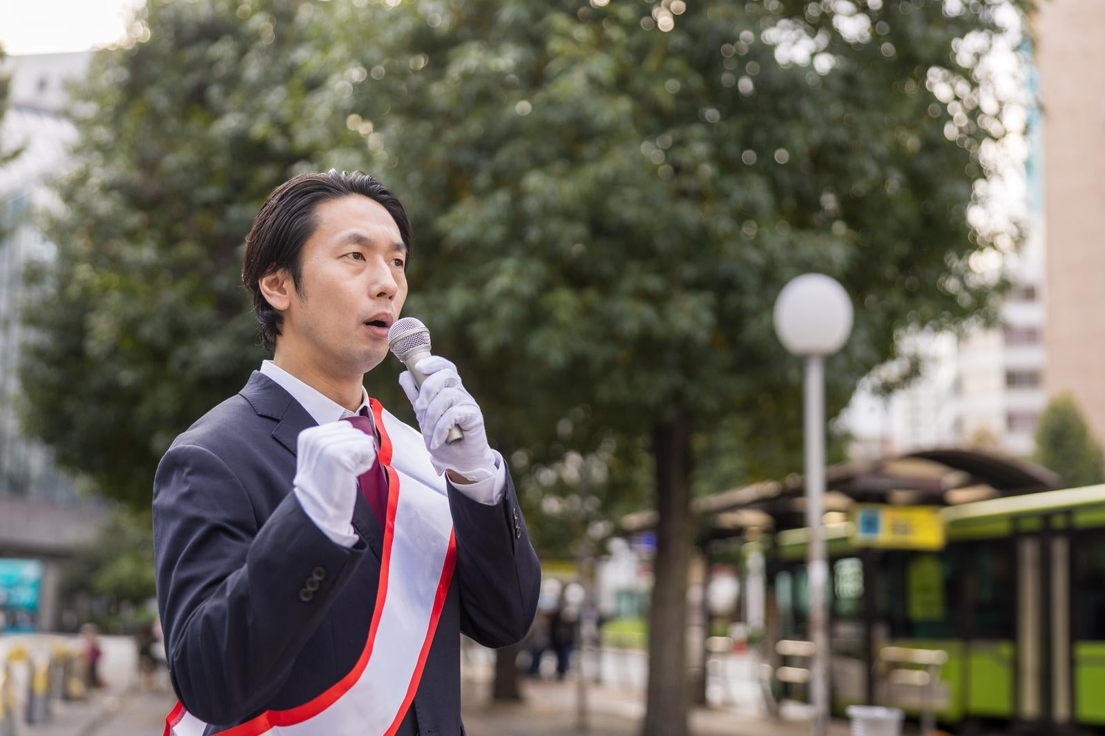 「熱意の街頭演説」の写真［モデル：大川竜弥］