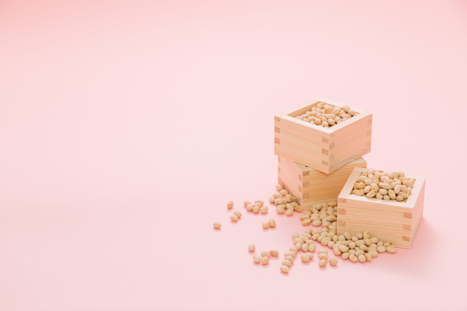 「枡いっぱいの節分用の豆」の写真