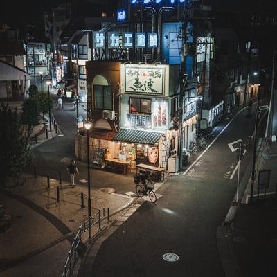 椎名町駅前の青いネオンと昭和レトロな街並みの写真