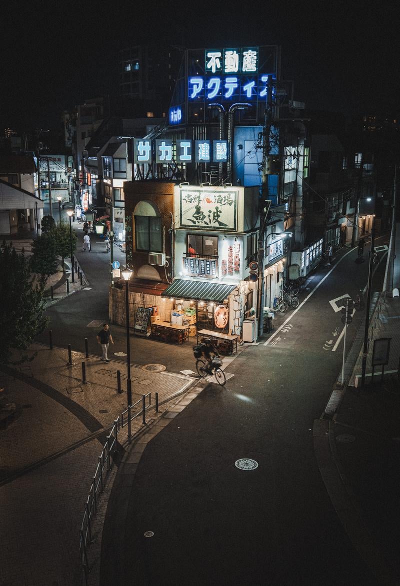 椎名町駅前の青いネオンと昭和レトロな街並みの写真