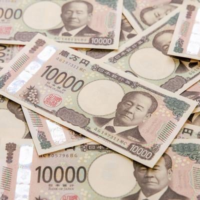 散らばった新10000円札（渋沢栄一）の写真