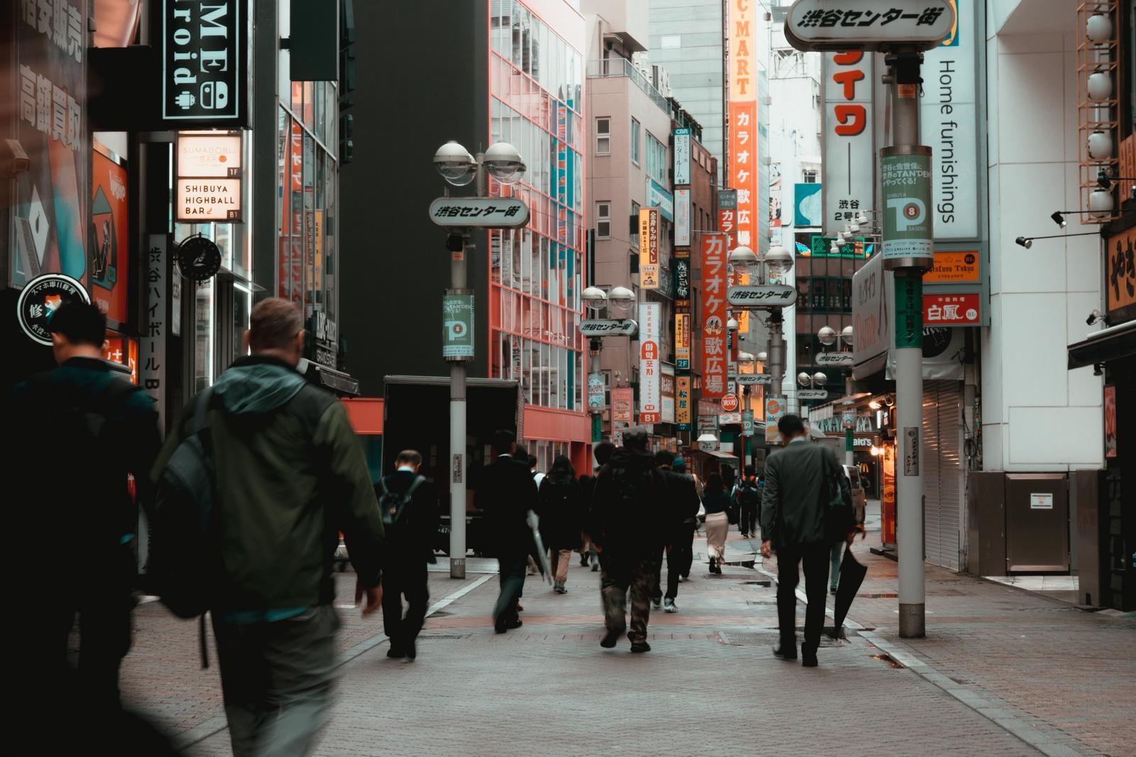 「渋谷センター街を歩く人混み」の写真