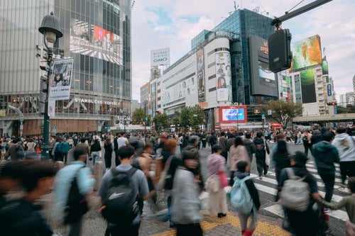 渋谷スクランブル交差点を渡る歩行者の様子の写真