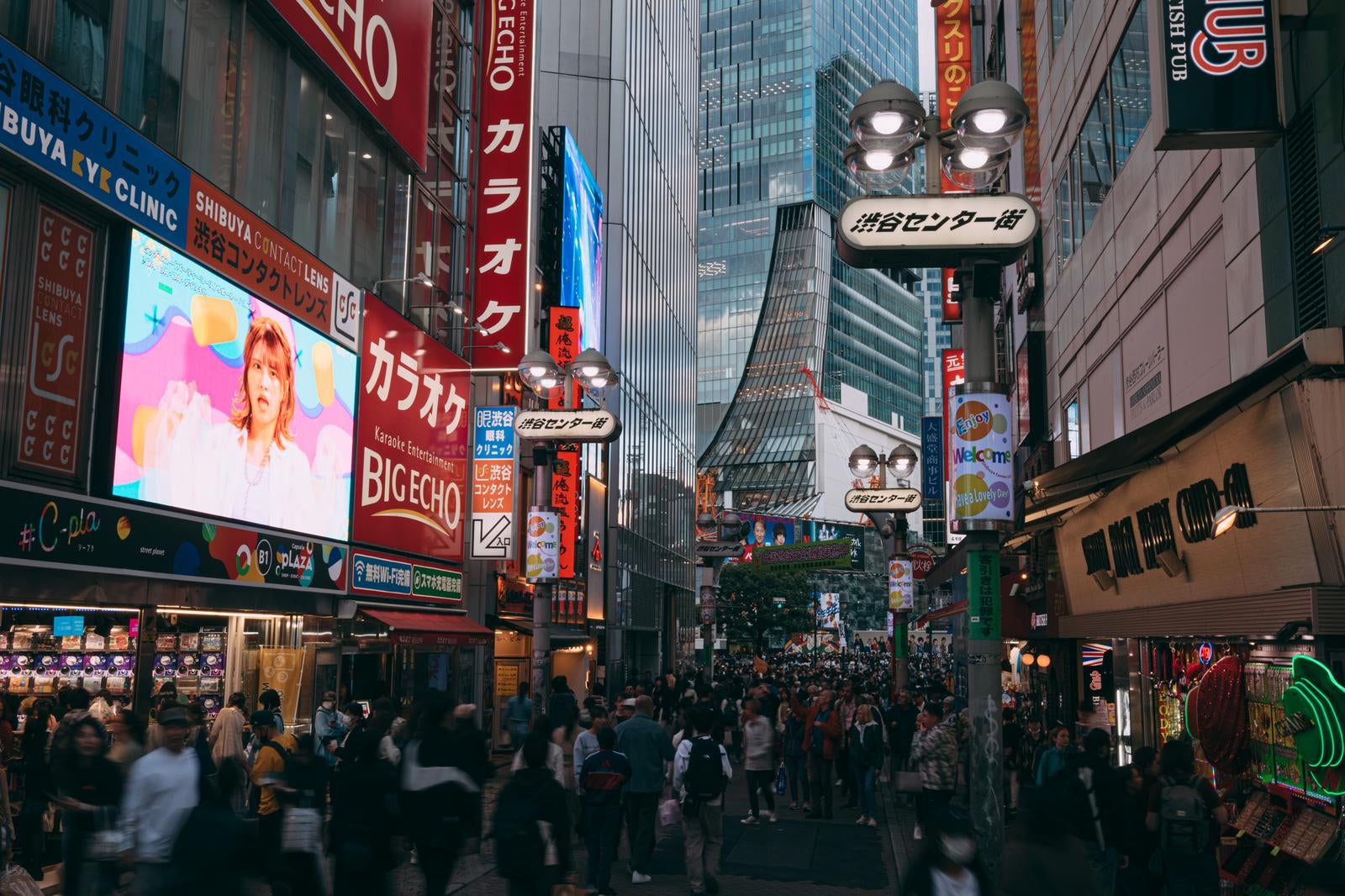 「人であふれる休日の渋谷センター街」の写真
