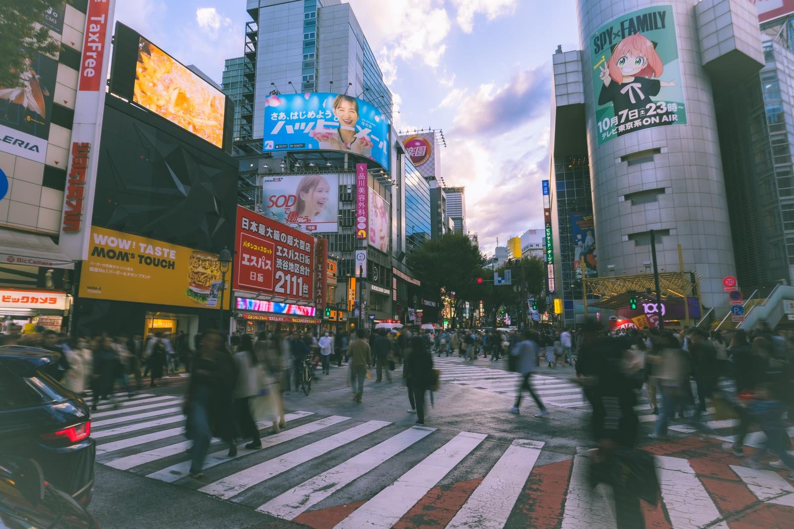 「渋谷109前道玄坂下交差点を横断する人混み」の写真